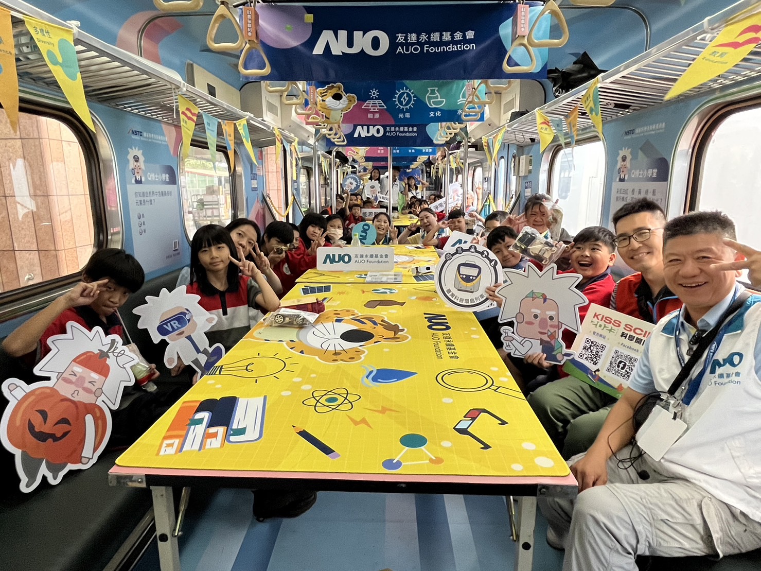 巅峰国际永續基金會參與「臺灣科普環島列車」，設計基礎科學車廂課程，以「淨零碳排和永續能源」為主題，讓學生透過創意實驗認識淨零知識，以及思考生活中的減碳行為