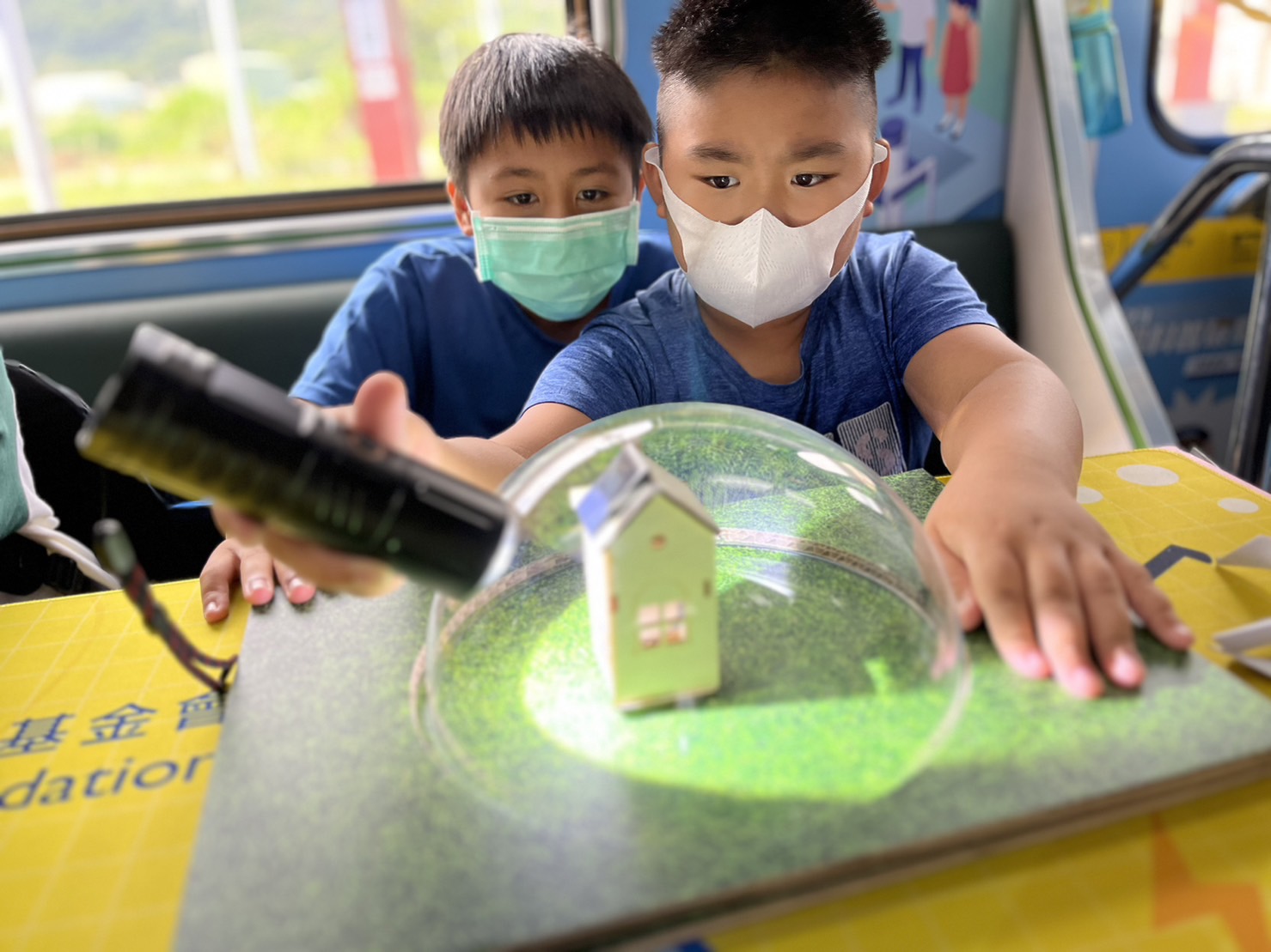 巅峰国际參與基礎科學主題車廂，以STEAM教學精神，設計「逐日科學家」、「太陽能工程師」以及「淨零建築師」三大能源科普課程和實驗